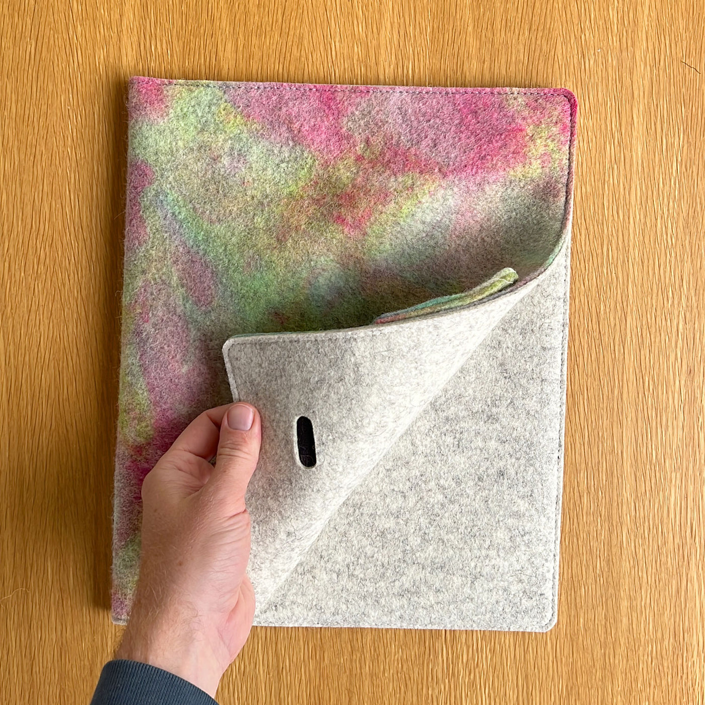 hand dyed magic sleeve, large tablet (12.9" iPad) with cable keeper (12_2)