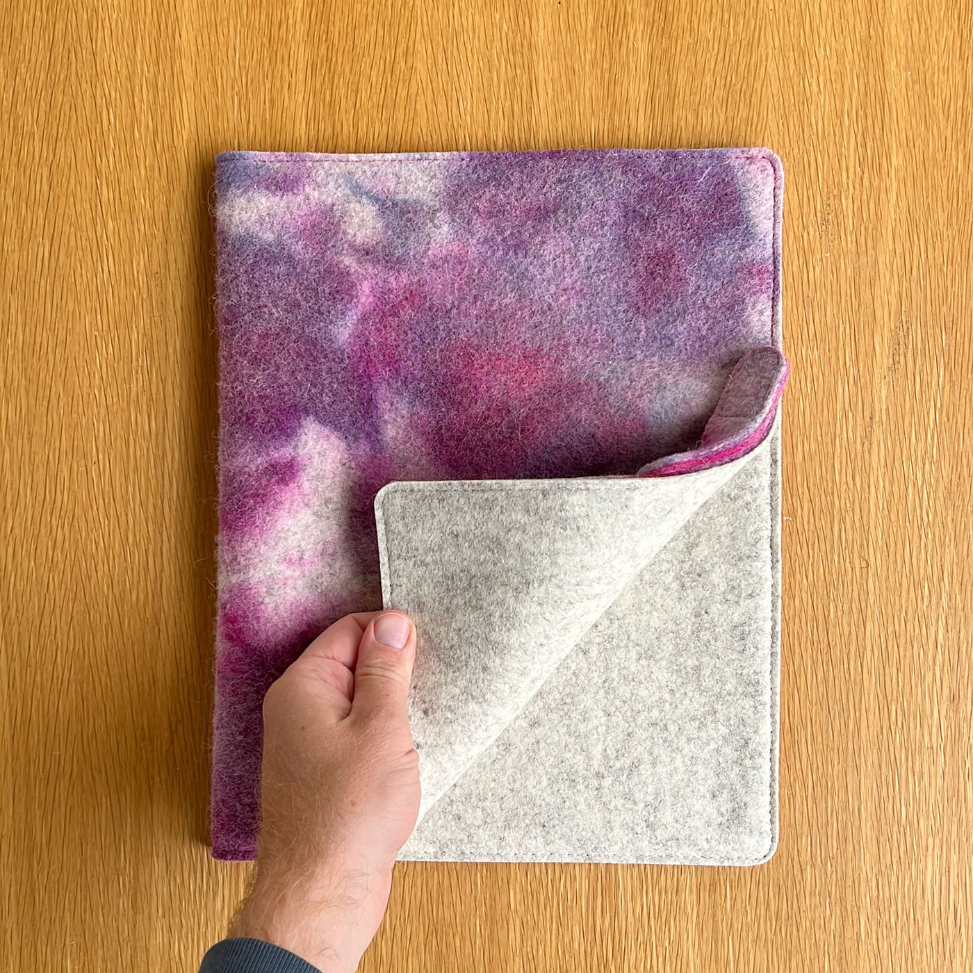 hand dyed magic sleeve, medium tablet (11") with cable keeper (11_1)